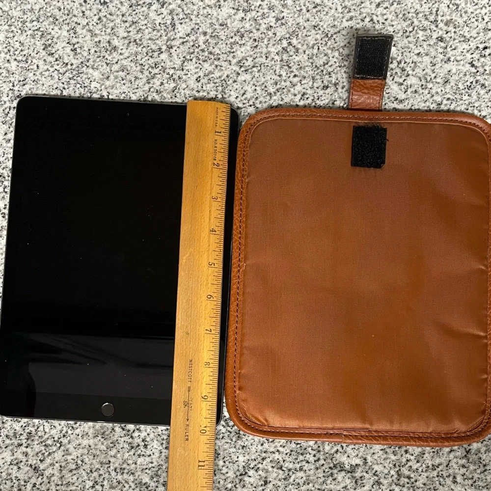 EUC Generic lightly padded iPad cover w/velcro closure tab‼️ iPad not included‼️